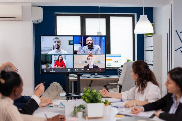 Teamarbeit per gruppen videoanruf ideen austauschen brainstorming verhandeln videokonferenz nutzen